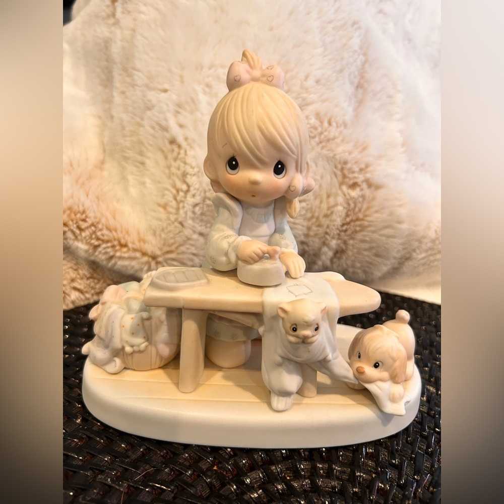 Precious Moments figurine - Press On
